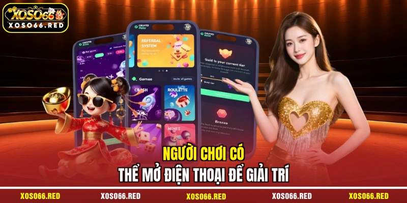 Người chơi có thể mở điện thoại để giải trí